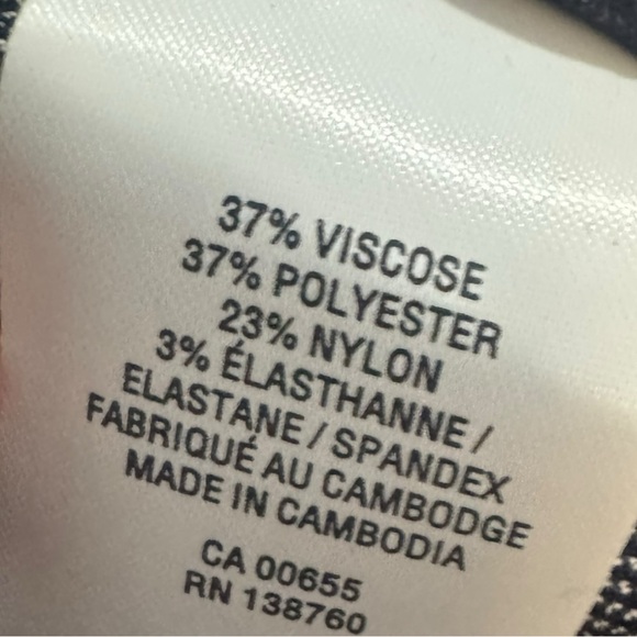 Reitmans The Iconic Cropped Pant Women Subtle Pinstripe Size 12 Navy White Capri - Picture 7 of 8